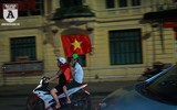 Cổ động viên Hà Nội kéo nhau lên Hồ Gươm mừng chiến thắng